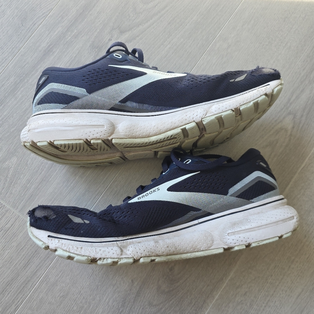 Brooks Navy Ghosts Running Shoes - Picture 2 of 9